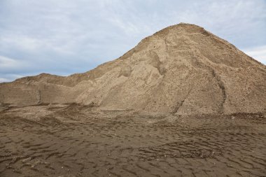Mavi gökyüzü karşı çakıl kum Höyük