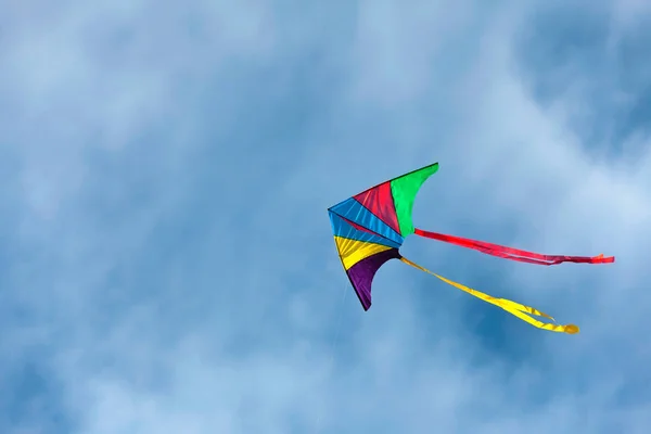 五颜六色的风筝在蓝天上飞翔 — 图库照片