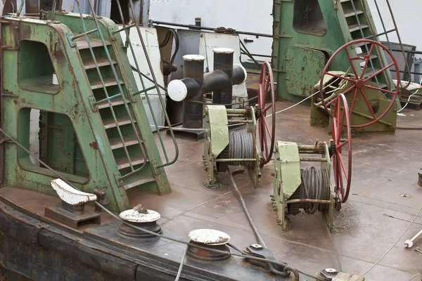 デッキおよび古い船の詳細 金属製の階段 ケーブル アンカー ウインチ等 — ストック写真