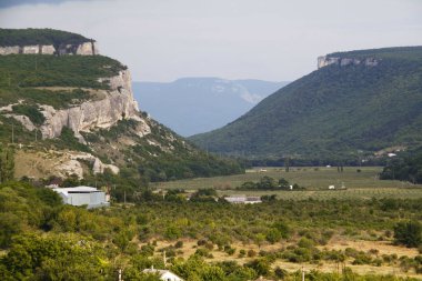 Meyve bahçeleri ve dağlar