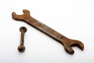 Beyaz arka planda vidalanmış bir somun ve cıvata.