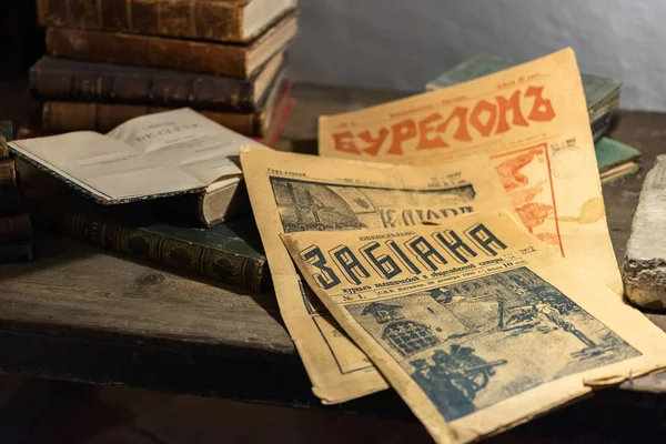 Экспозиция старых газет и книг Российской империи — стоковое фото