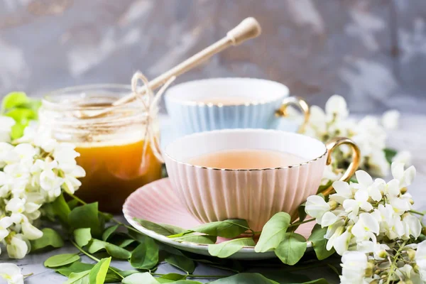 Tazas Vintage Con Junto Tarro Miel Acacia Sobre Una Mesa — Foto de Stock