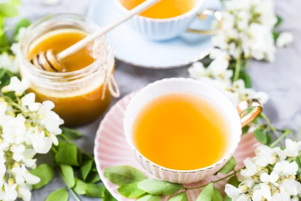 Ρετρό Κούπες Τσάι Δίπλα Ένα Βάζο Μέλι Και Ακακίας Έναν — Φωτογραφία Αρχείου