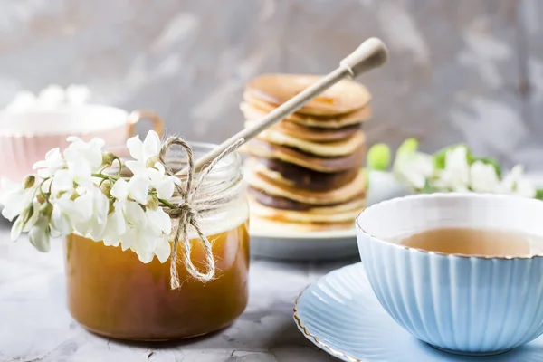 Pile Fritters Next Cup Tea Jar Honey Gray Background Flowers — Stock Photo, Image