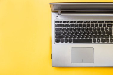 Sarı bir arka plan çalışma laptop. Modern minimalist işyeri. Üstten görünüm, düz yatıyordu