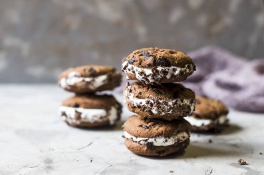 Sandviç dondurma çikolatalı çerezleri gri bir arka plan ile. Yaz tatlı kavramı