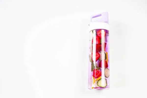 Een Fles Water Met Toevoeging Van Aardbeien Komkommer Munt Citroen — Stockfoto