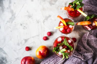 Işık yaz serinletici içecek meyve ve çilek - ile sangria. Gri bir tablo üst bardaklarda görüntülemek, yat, boşaltmak