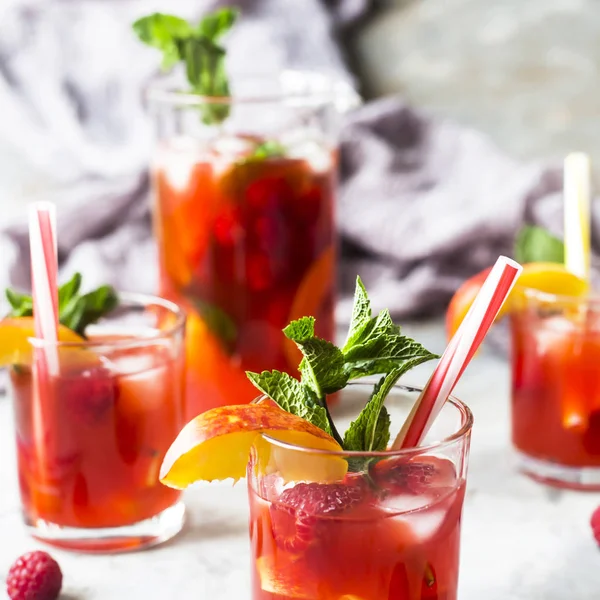 Bebida Refrescante Ligera Verano Con Frutas Bayas Sangría Vasos Sobre — Foto de Stock
