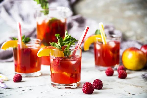 Bebida Refrescante Ligera Verano Con Frutas Bayas Sangría Vasos Sobre — Foto de Stock