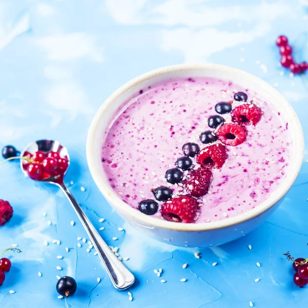 Berry Smoothie Rybízem Malinami Světle Modrém Pozadí Letní Svačinka — Stock fotografie