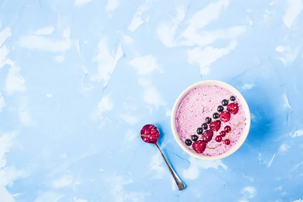 Beeren Smoothies Mit Johannisbeeren Und Himbeeren Auf Hellblauem Hintergrund Sommer — Stockfoto