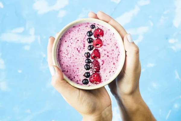 Beeren Smoothies Mit Johannisbeeren Und Himbeeren Fwmalw Händen Auf Leuchtend — Stockfoto