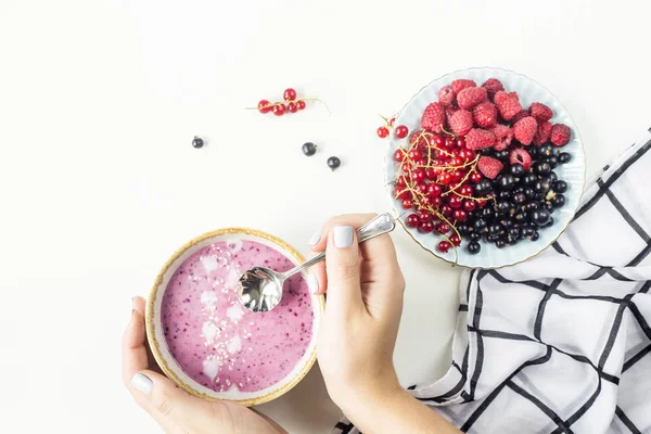 Les Mains Féminines Tiennent Smoothie Aux Baies Dans Bol Côté — Photo