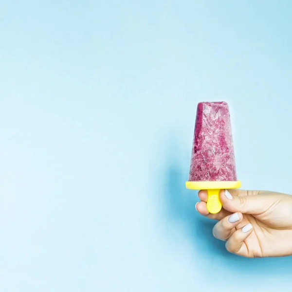 Crème Glacée Maison Berry Dans Une Main Féminine Sur Fond — Photo
