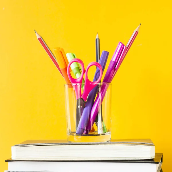 Ein Glas Mit Stiften Bleistiften Und Scheren Auf Einem Stapel — Stockfoto