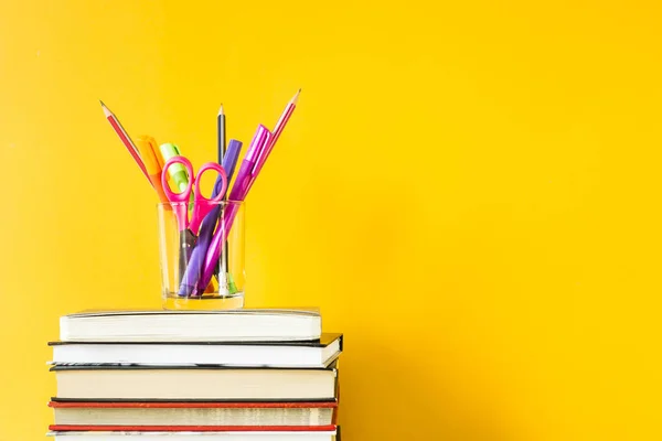Ein Glas Mit Stiften Bleistiften Und Scheren Auf Einem Stapel — Stockfoto
