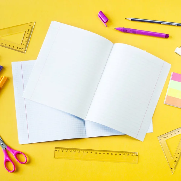 Schreibbücher Stifte Bleistifte Und Lineale Auf Gelbem Hintergrund Zubehör Für — Stockfoto