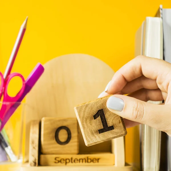 Uma Mão Feminina Coloca Cubo Com Data Setembro Calendário Madeira — Fotografia de Stock