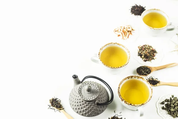 Graue Eisen Wasserkocher Zwischen Verschiedenen Arten Von Trockenem Tee Und — Stockfoto