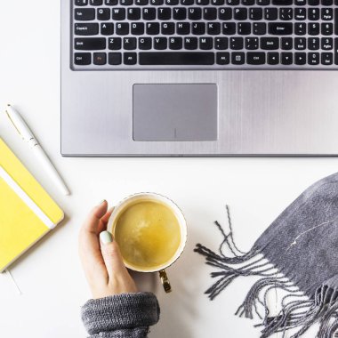 Laptop, planör, eller ile kalem ve kahve Kupası ile sonbahar iş istasyonu. Üstten görünüm, düz yatıyordu