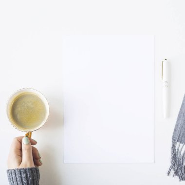 Sonbahar bir eşarp ve bir fincan kahve yanında beyaz bir tablo sahte. Üstten görünüm, düz yatıyordu. Kopya alanı