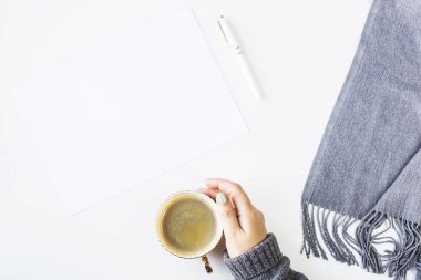 Sonbahar bir eşarp ve bir fincan kahve yanında beyaz bir tablo sahte. Üstten görünüm, düz yatıyordu. Kopya alanı