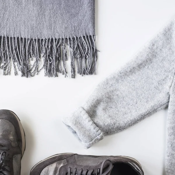 灰色銀女性スニーカー スカーフと白い背景のセーター 秋のファッションのコンセプトです 平面図 平面レイアウト — ストック写真