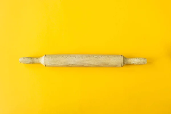 Mattarello Legno Cuocere Lavorare Con Impasto Fondo Giallo Minimalismo Nel — Foto Stock