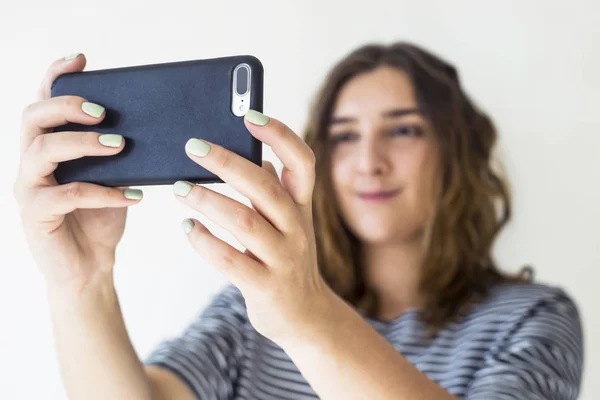 Chica Sostiene Teléfono Inteligente Hace Cámara Una Cámara Frontal Tecnología — Foto de Stock