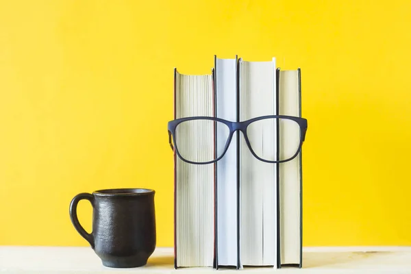 Куча Книг Очках Изображение Лица Человека Концепция Чтения Обучения Рядом — стоковое фото