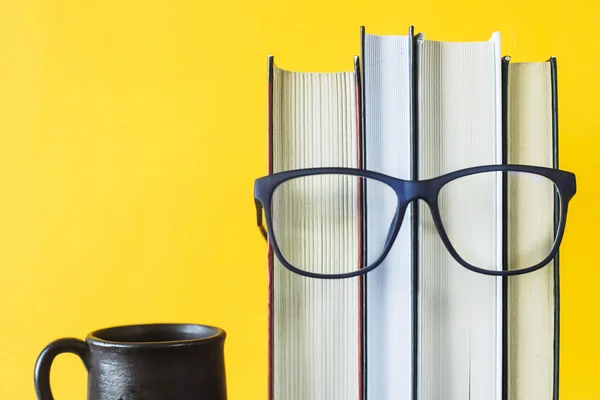 Uma Pilha Livros Com Óculos Uma Imagem Rosto Uma Pessoa — Fotografia de Stock