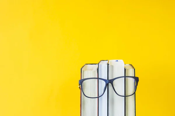 Montón Libros Con Gafas Una Imagen Cara Una Persona Concepto — Foto de Stock