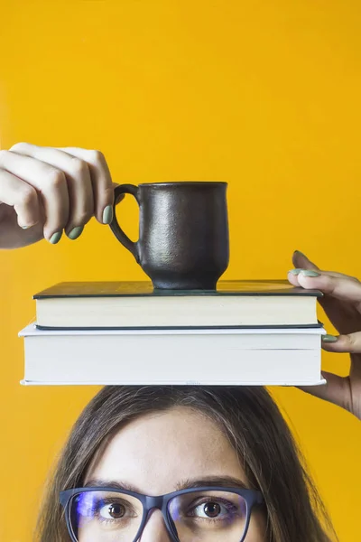 Une Étudiante Portant Des Lunettes Tient Une Pile Livres Une — Photo