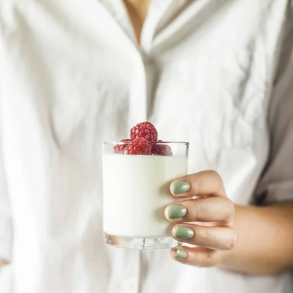 Ein Glas Mit Hausgemachtem Joghurt Mit Himbeeren Den Händen Einer — Stockfoto