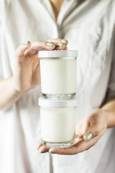 Dois Frascos Vidro Com Iogurte Caseiro Nas Mãos Uma Mulher — Fotografia de Stock