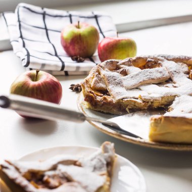 Ev yapımı elma pasta elma, tarçın ve anason arasında dilimlenmiş bir parça ile pudra şekeri serpilir. Pişirme sonbahar