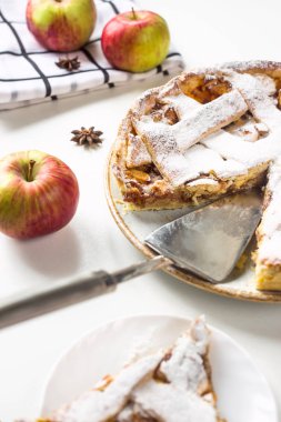 Ev yapımı elma pasta elma, tarçın ve anason arasında dilimlenmiş bir parça ile pudra şekeri serpilir. Pişirme sonbahar