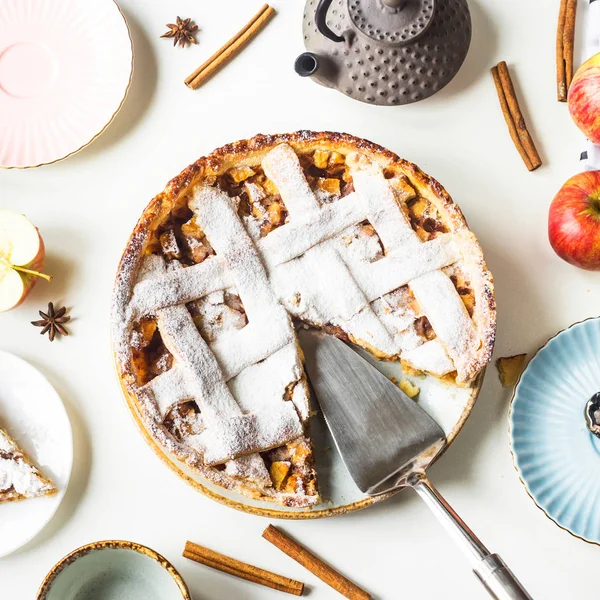 Tarte Aux Pommes Maison Saupoudrée Sucre Poudre Avec Morceau Tranché — Photo