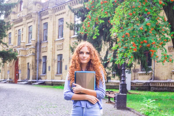 Étudiante Rousse Avec Des Dossiers Matériel Didactique Dans Les Mains — Photo