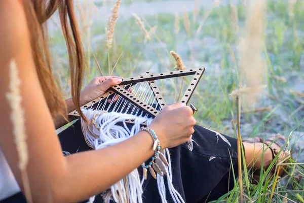 Een Meisje Zit Het Gras Buiten Weefde Een Dromen Catcher — Stockfoto