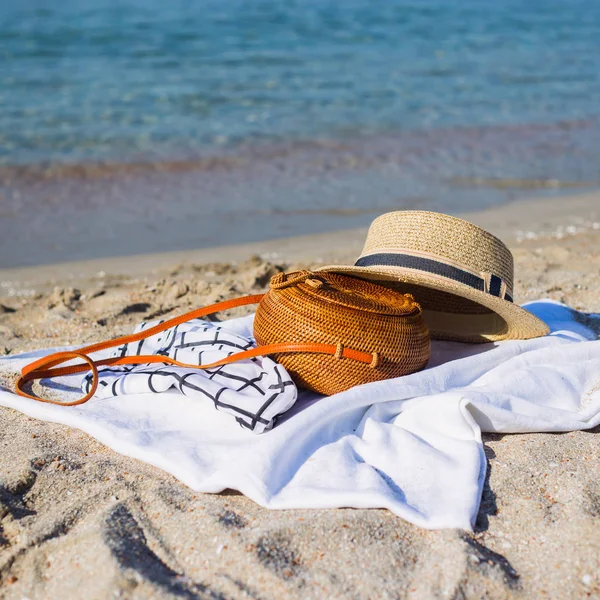 Vrouwen Moderne Ronde Geweven Tas Witte Vloer Het Strand Naast — Stockfoto