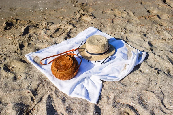 Vrouwen Moderne Ronde Geweven Tas Witte Vloer Het Strand Naast — Stockfoto