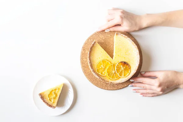 Tarte Citron Avec Des Citrons Secs Comme Décoration Une Pièce — Photo