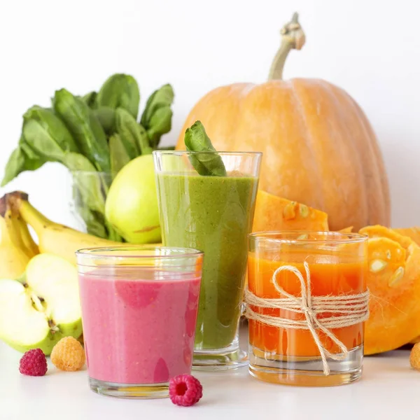 Herfst Groente Fruit Smoothies Een Witte Achtergrond Naast Pompoen Spinazie — Stockfoto