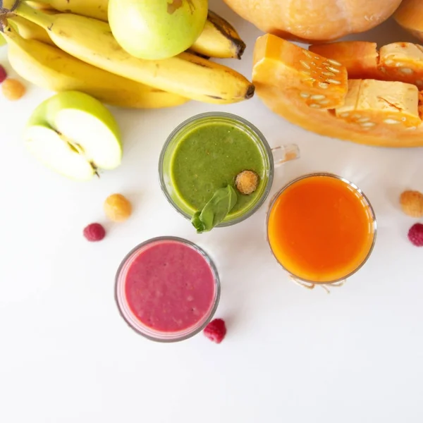 Herfst Groente Fruit Smoothies Een Witte Achtergrond Naast Pompoen Spinazie — Stockfoto