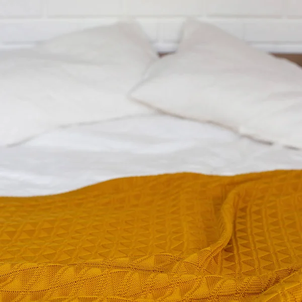 Uma Cama Com Almofadas Brancas Lençol Cobertor Quente Amarelo Com — Fotografia de Stock