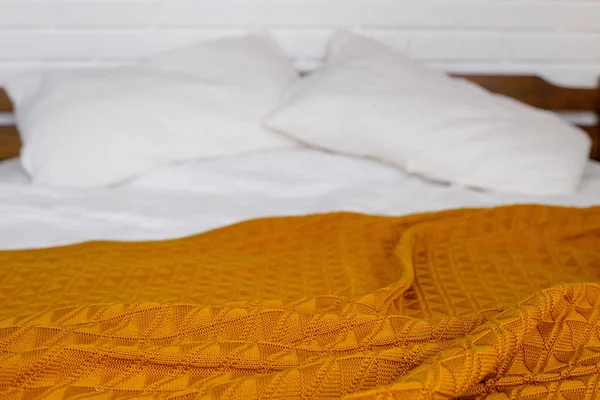 Bed White Pillows Sheet Yellow Warm Blanket Blanket Home Minimalist — Stock Photo, Image