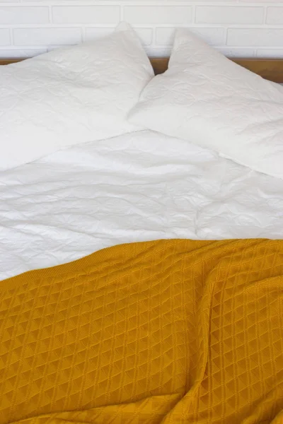 Uma Cama Com Almofadas Brancas Lençol Cobertor Quente Amarelo Com — Fotografia de Stock